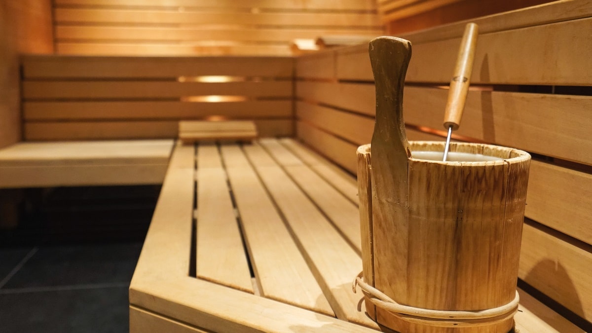 A COMPLETE GUIDE TO WHAT TO WEAR IN THE SAUNA
